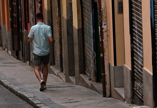 Un joven baja la calle después de intentar colarse en el portal