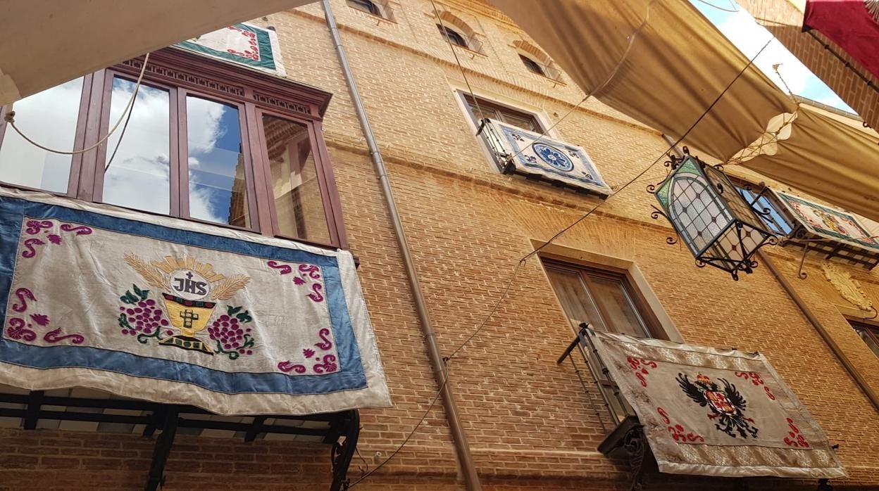 Nuevos reposteros bordados a mano cuelgan de la fachada de la calle Sillería