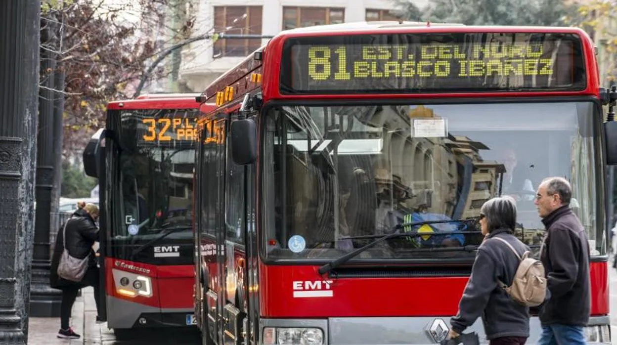 Imagen de recurso de dos autobuses de la EMT en el centro de Valencia