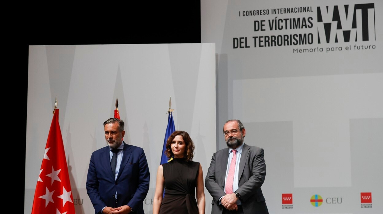 Ayuso, en el centro, junto a víctimas del terrorismo y otros participantes en el congreso internacional de Madrid
