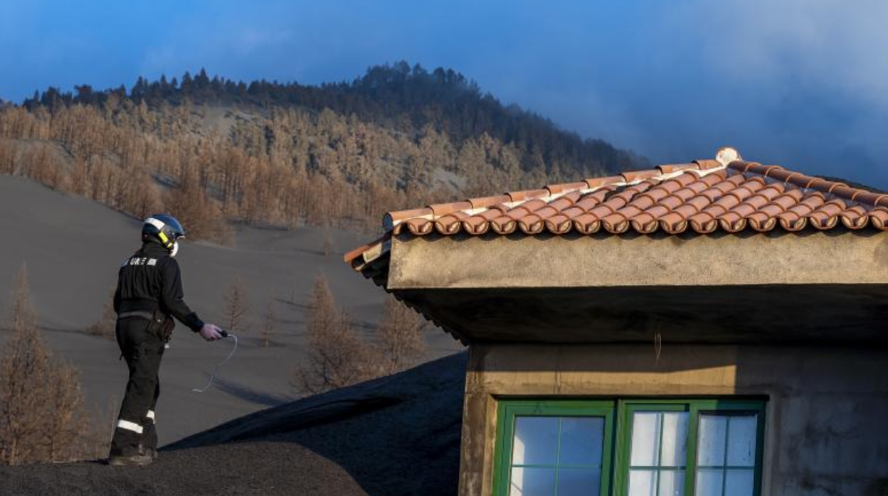 La UME mide nivel de gases en una de las casas más cercanas al cono