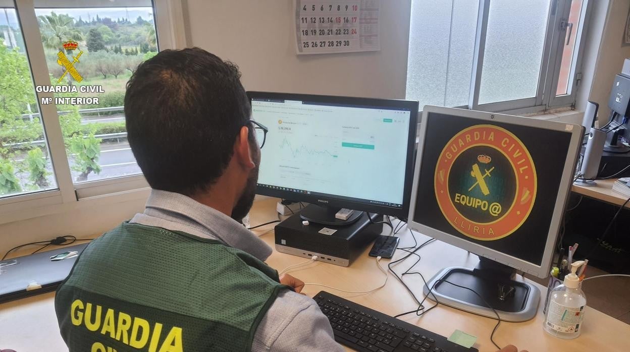 Imagen de archivo de un agente del 'Equipo @' de la Guardia Civil