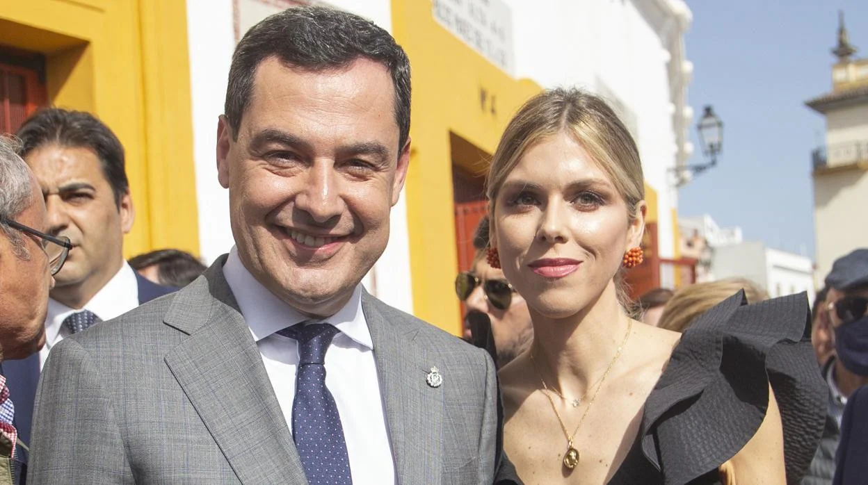 Juanma Moreno y su mujer Manuela Villena
