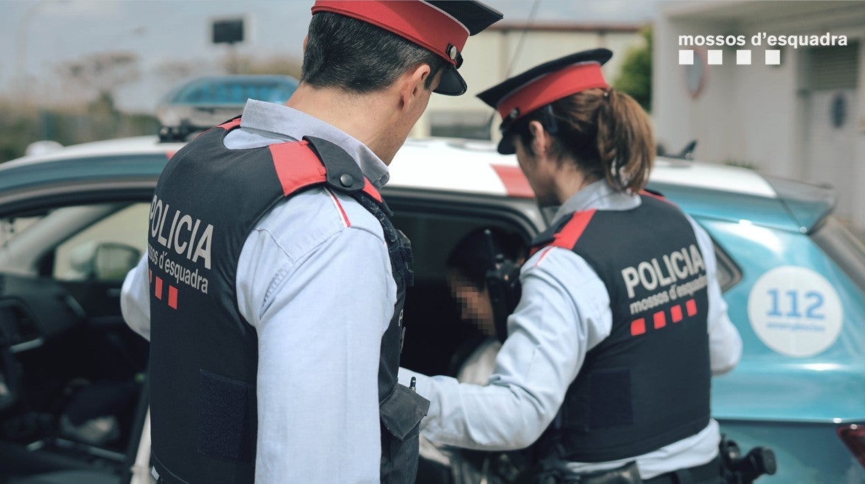 Un detenido en un coche de la Policía catalana