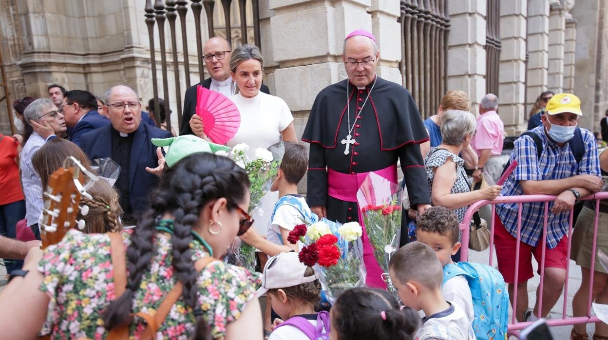 El arzobispo y la alcaldesa observan la ofrenda de los escolares