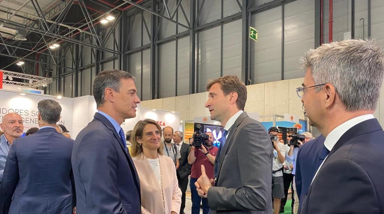 Visita del presidente Pedro Sánchez al stand de Power Electronics en Genera