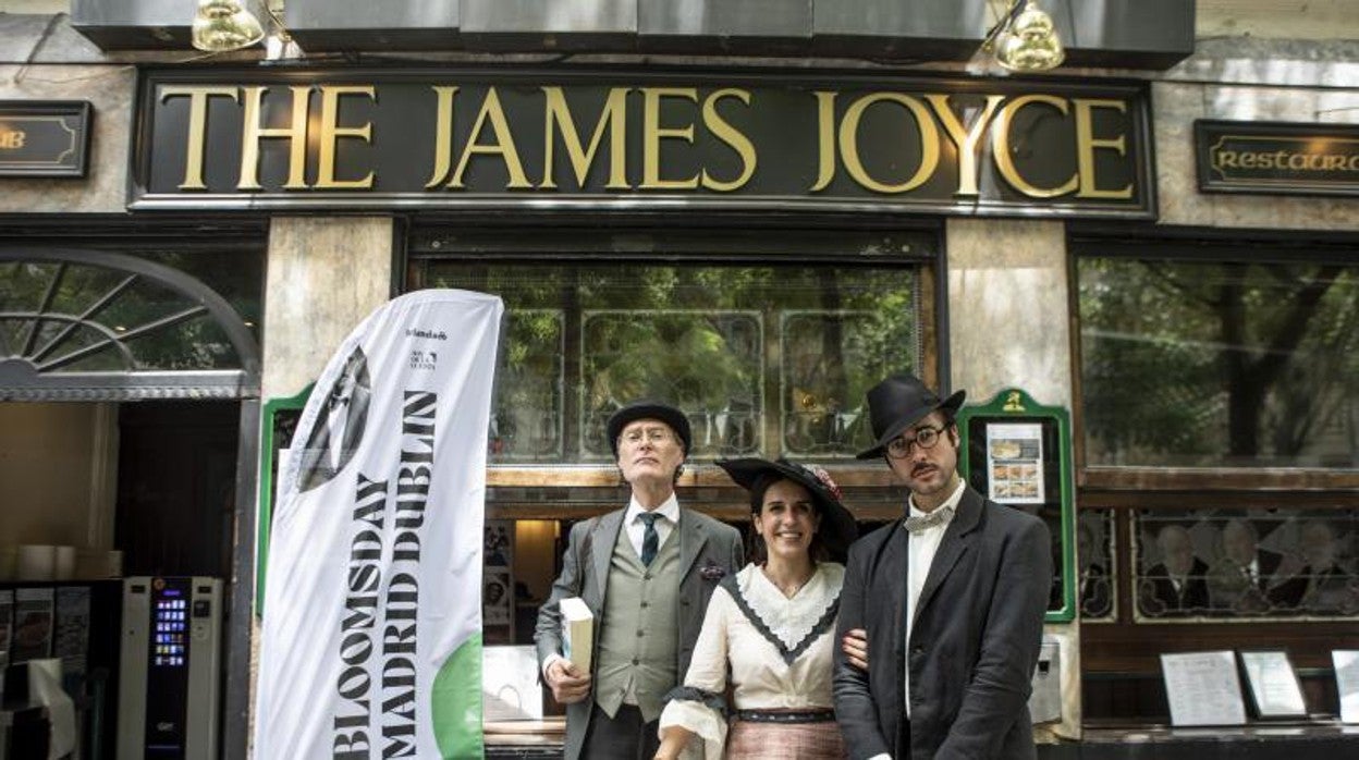 Actores ataviados como los personajes de la novela