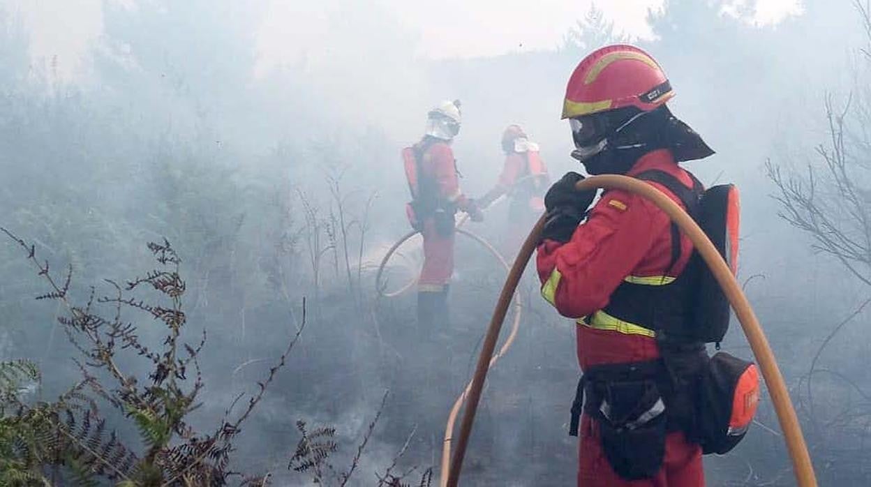 Intervención de miembros de la UME en el incendio de la Sierra de la Culebra