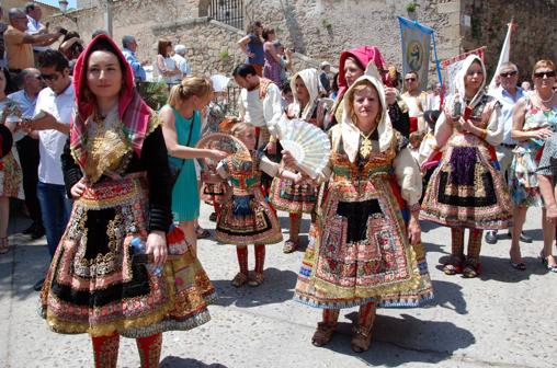 Los trajes de las lagarteranas destacan por el colorido y la espectacularidad