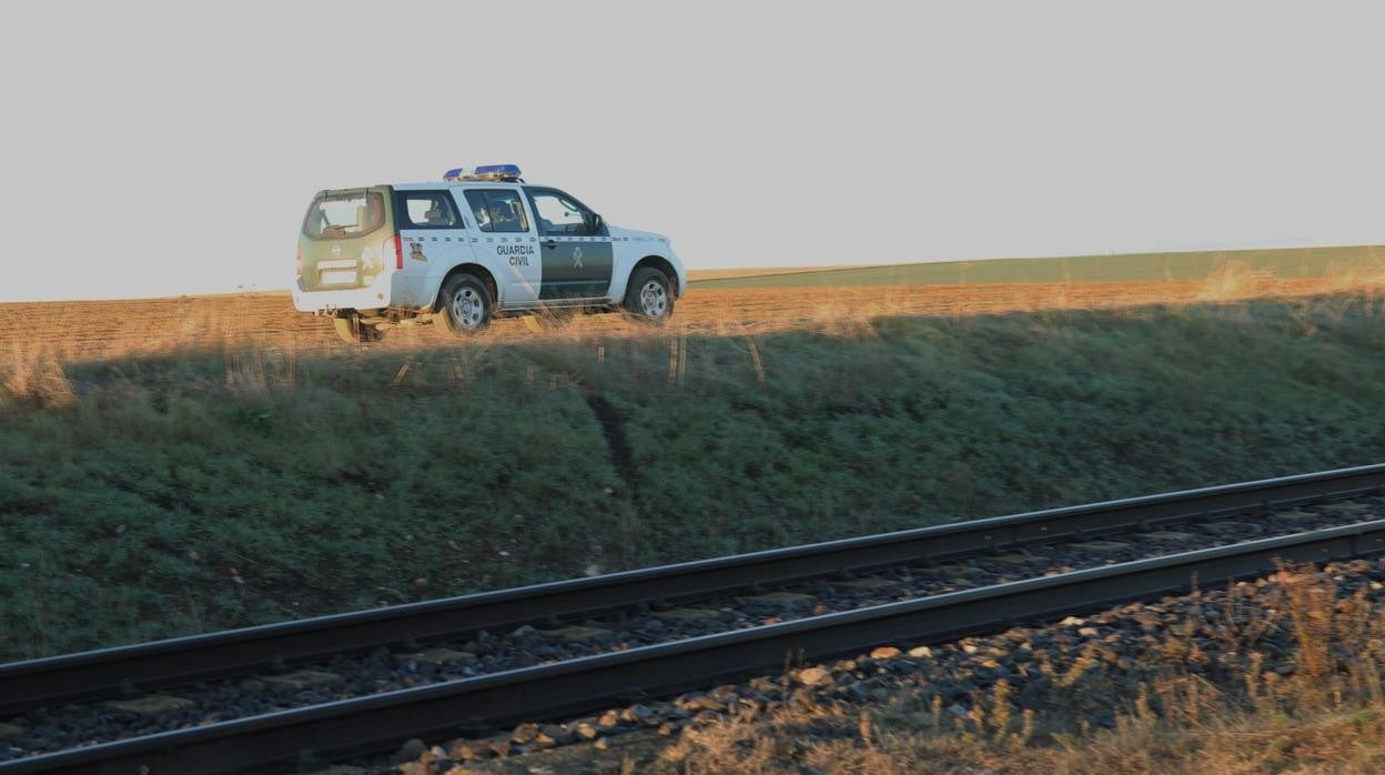 Lugar donde apareció ayer un cadáver junto a las vías del tren en Gimialcón (Ávila) a pocos kilómetros del coche accidentado en Paradinas (Salamanca)