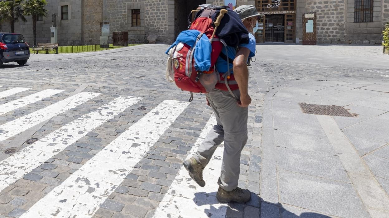 Un peregrino realiza un tramo del Camino de Santiago