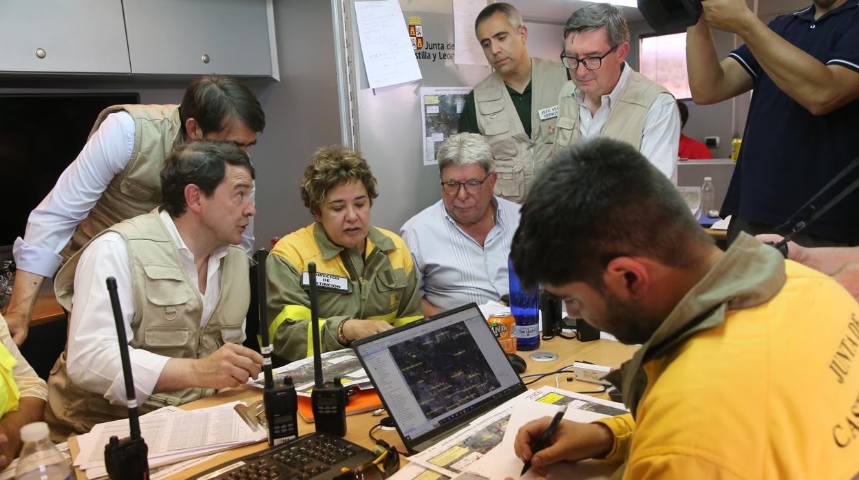 El presidente de la Junta, Alfonso Fernández Mañueco acude al puesto de mando avanzado del incendio de la Sierra de la Culebra