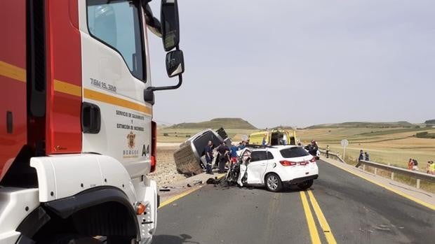 Fallecen dos personas en una colisión entre un autobús y dos turismos en Belorado