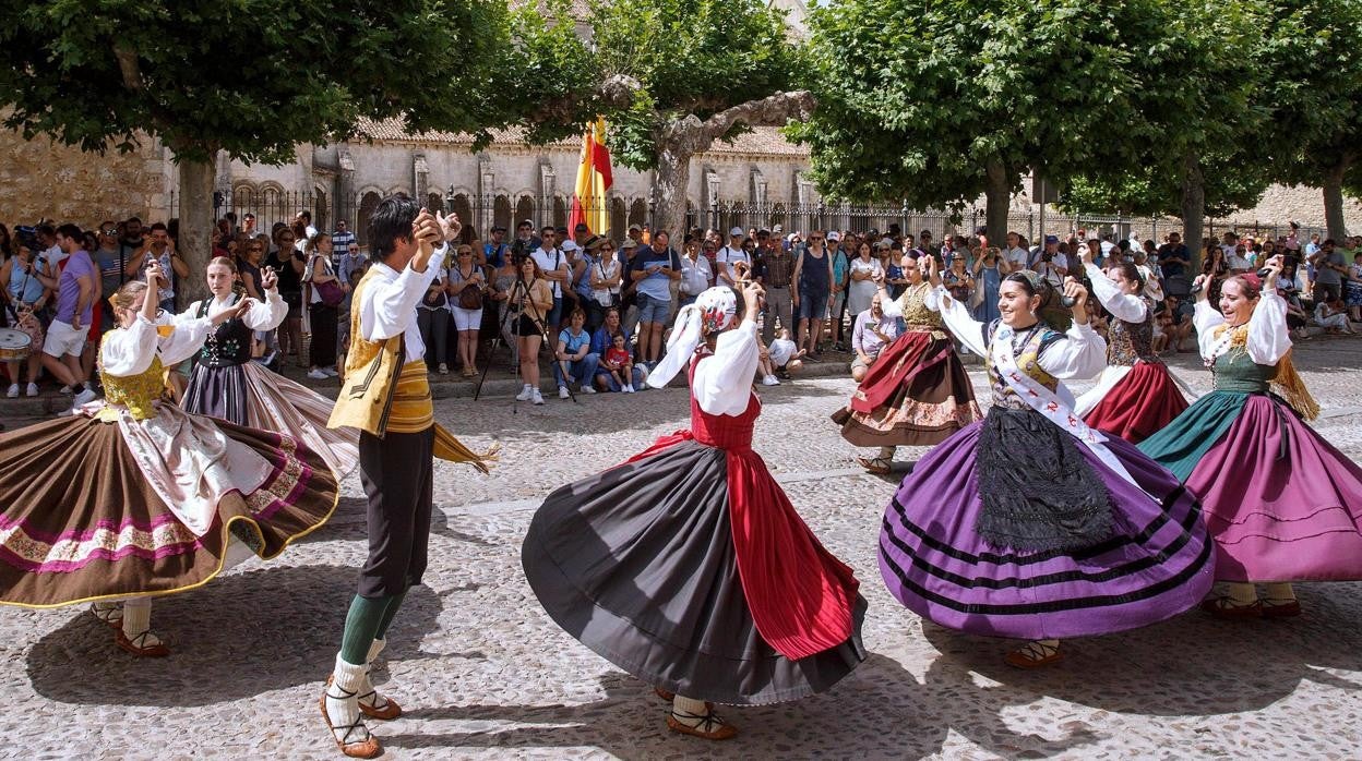 Bailes regionales por la fiesta del Corpus Chico, en Burgos