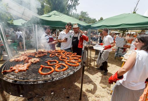 Preparación de carne a la parrilla en las casetas