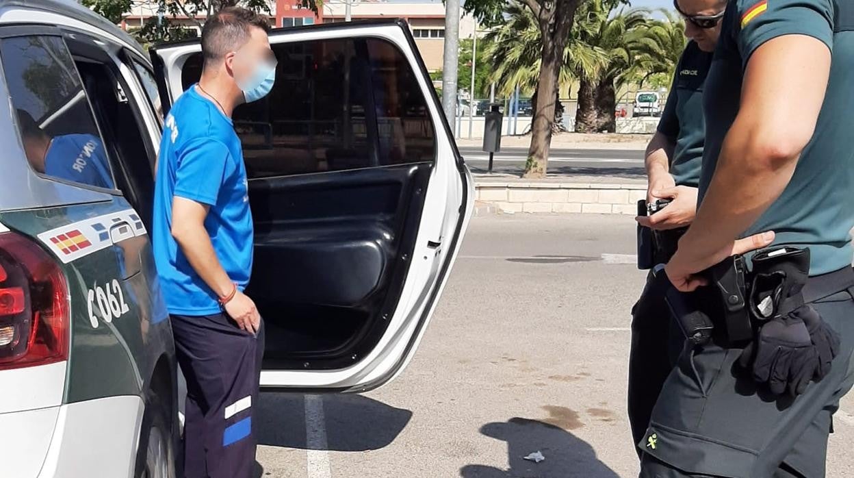 El detenido, junto a dos agentes de la Guardia Civil