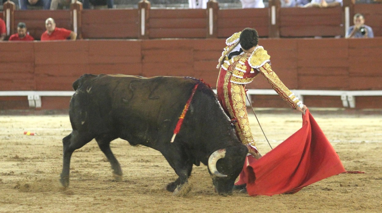 Tomás Rufo, extraordinario muletazo con la izquierda al último toro de la tarde