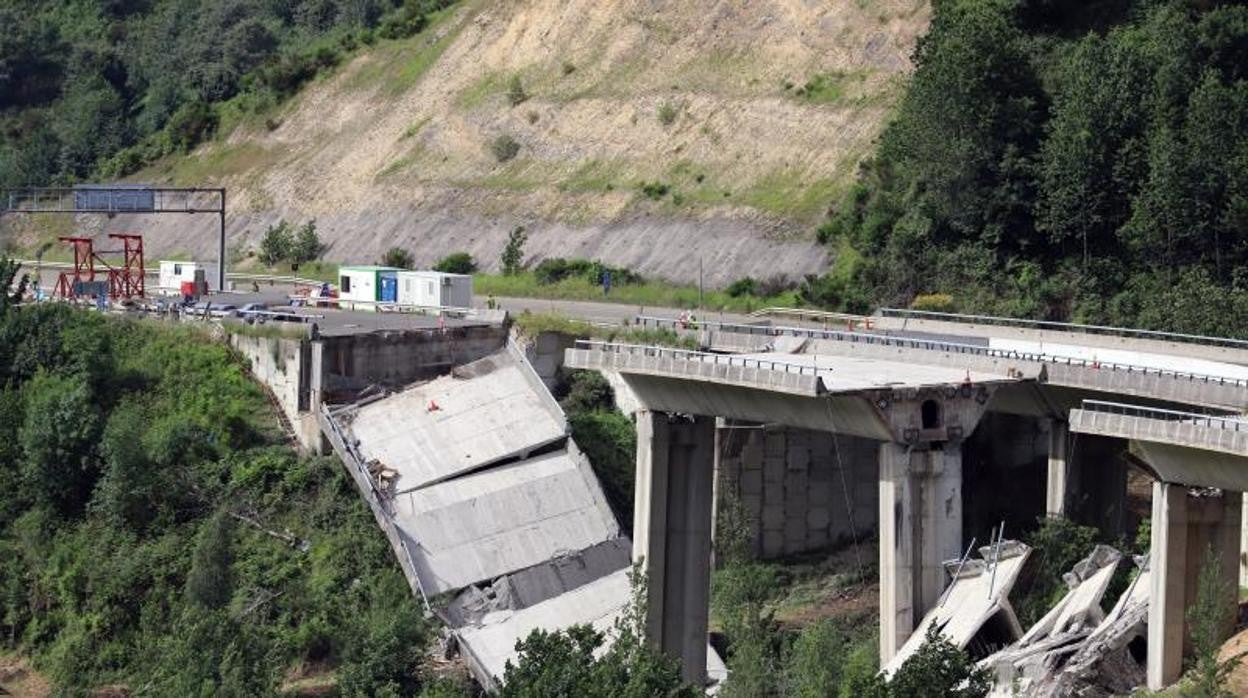 Vista este viernes del viaducto de la A-6, ubicado en el municipio leonés de Vega de Valcarce, en el límite entre León y Lugo, tras el segundo derrumbe