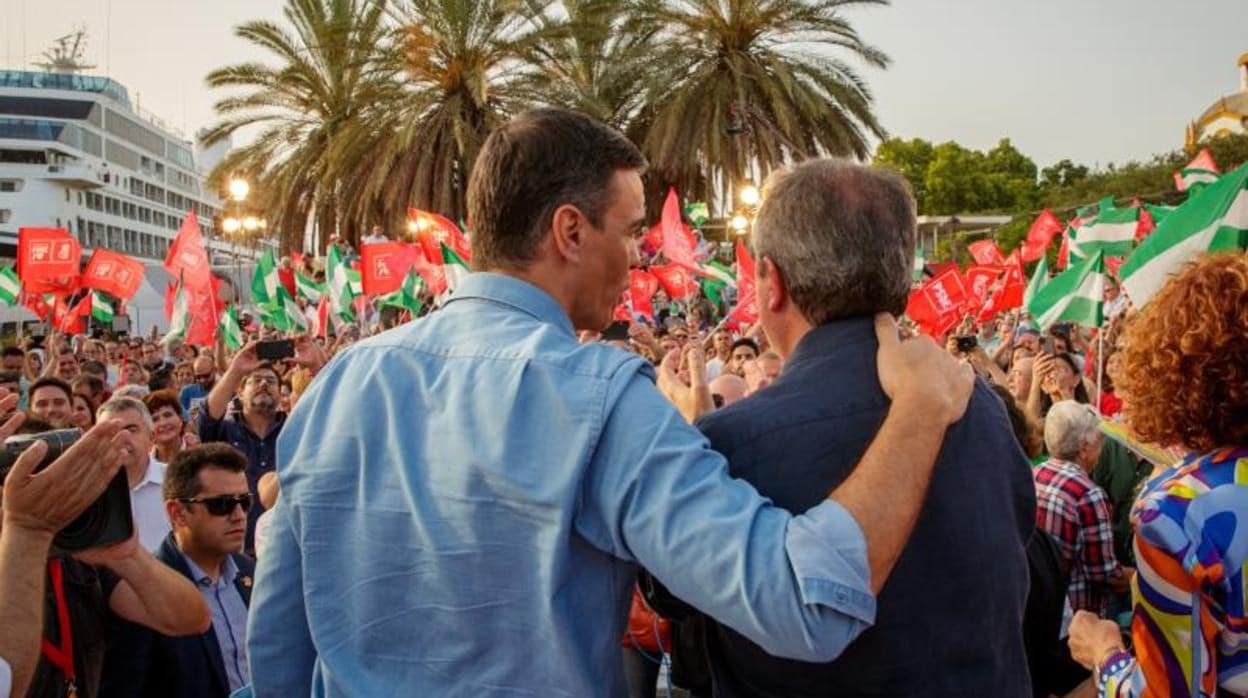 El presidente del Gobierno, Pedro Sánchez, y el candidato del PSOE a la presidencia de la Junta de Andalucía, Juan Espadas, al comienzo del acto de cierre de campaña