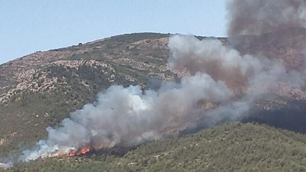 Los Bomberos intentan controlar el incendio de Artesa (Lérida), que ya ha calcinado más de 2.000 hectáreas