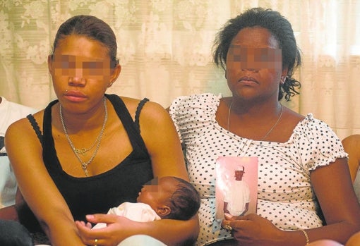 Familiares del asesinado Moren Black, con un retrato de él