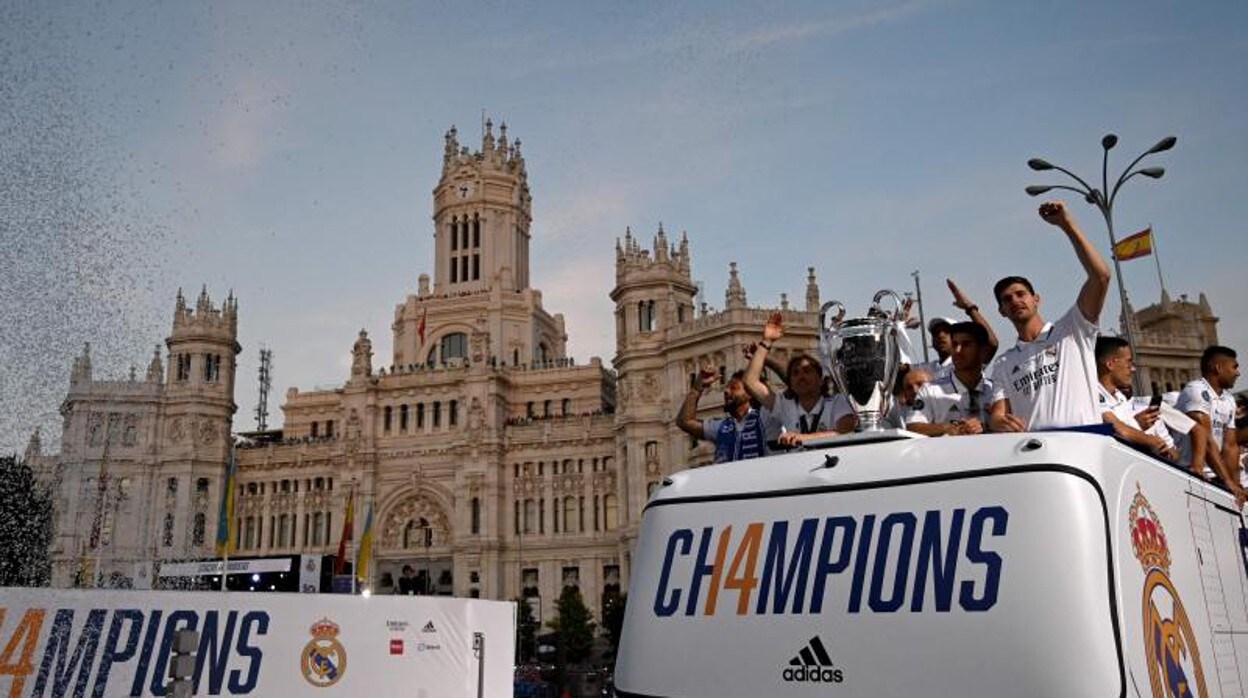Los jugadores del Real Madrid celebran el título en la Cibeles
