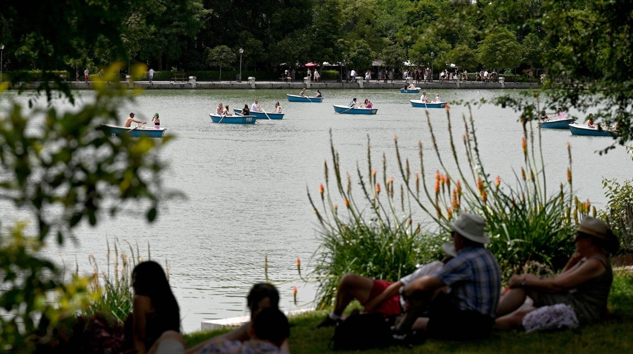 Varias personas se guarecen a la sombra, el pasado lunes, en el parque de El Retiro