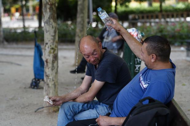 Sobrevivir sin hogar en el asfalto a 40 grados: «La calle es dura, cuesta respirar»