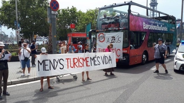 Bloquean un bus turístico en Barcelona para protestar por el turismo masivo