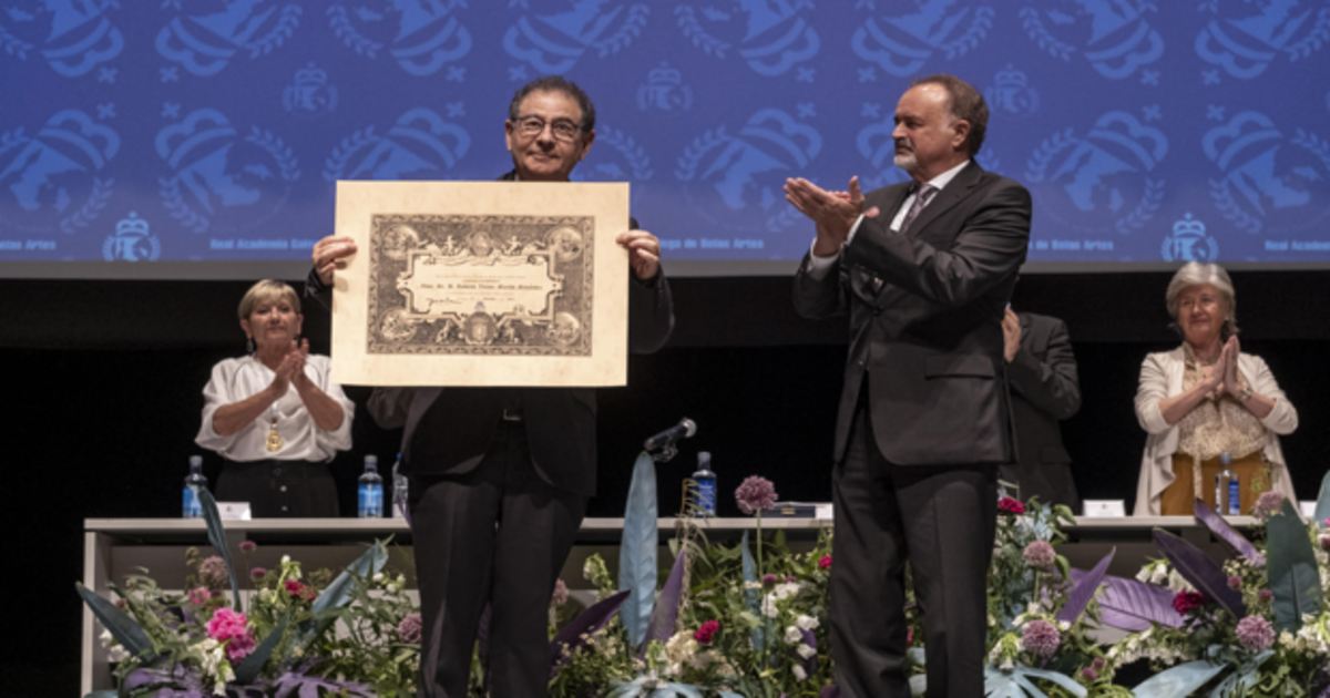 Roberto Verino recogiendo su reconocimiento a manos de Manuel Quintana