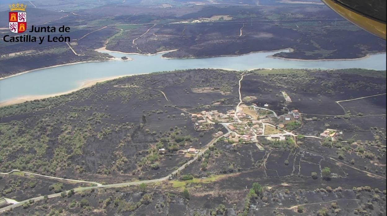 Imagen aérea de uno de los pueblos salvados que fueron cercados por las llamas