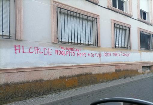 Detenido por realizar pintadas como &#039;maricón de playa&#039; a un funcionario y realizar otros insultos al alcalde