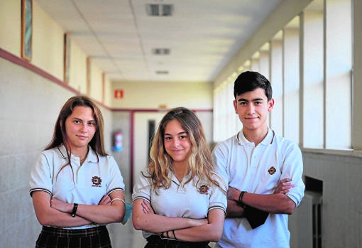 Carlota Velázquez, Míriam Arribas y Daniel Ares, estudiantes del Cristo Rey que han ejercido de voluntarios