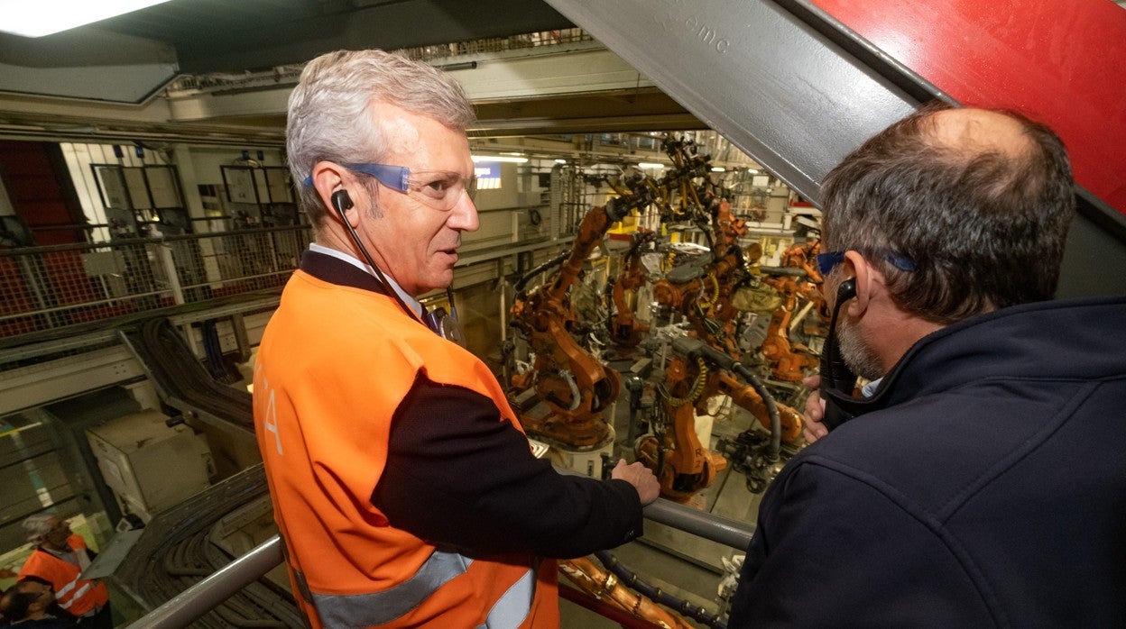 Alfonso Rueda, este martes en la factoría de Stellantis en Vigo