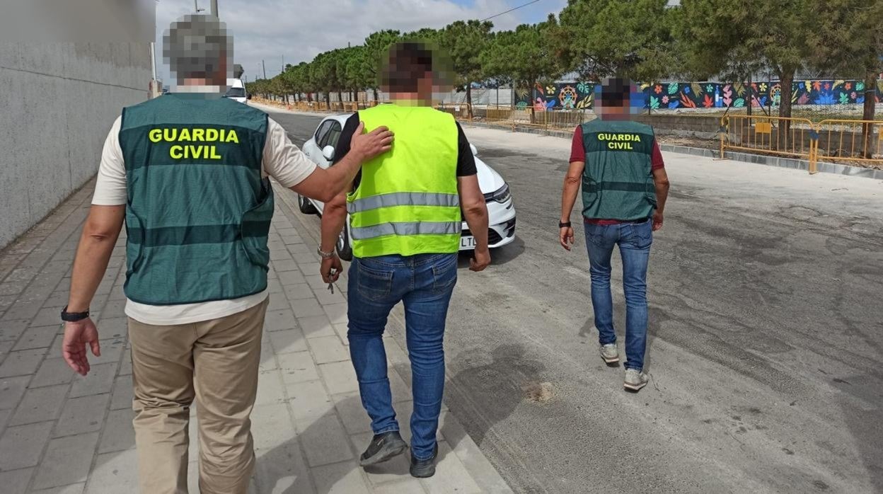 Imagen facilitada por la Guardia Civil de la detención del camionero