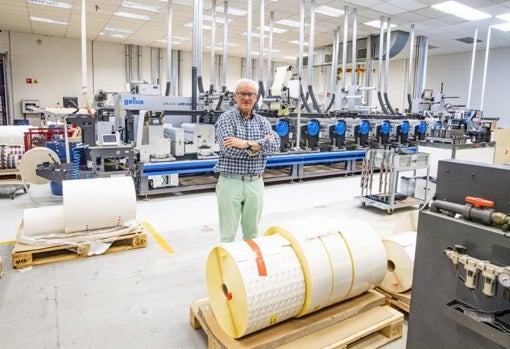 El máximo accionista de Karpay posa para ABC en su taller de Arganda del Rey