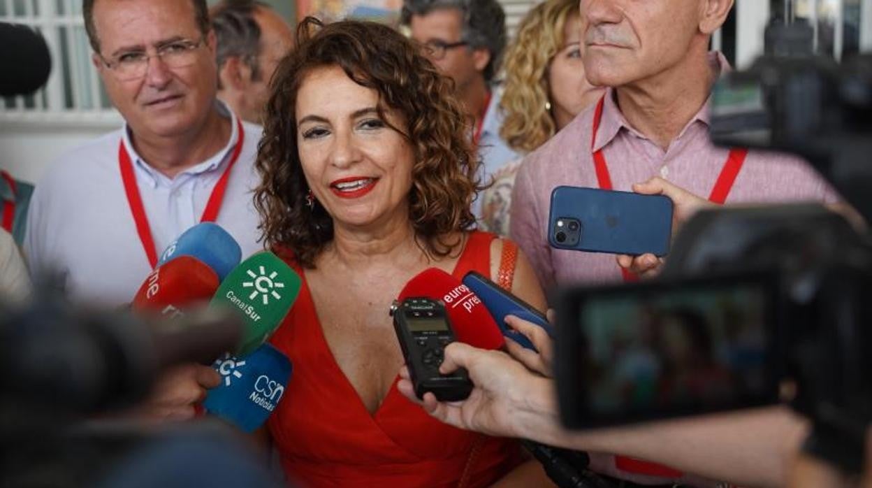 La ministra de Hacienda, María Jesús Montero, en declaraciones a la prensa en el colegio donde ha ejercido su derecho al voto