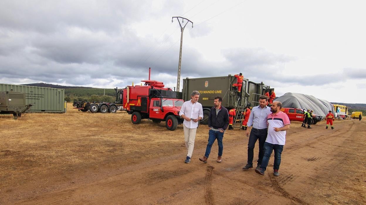 El socialista Luis Tudanca visita la zona afectada por el incendio en la Sierra de la Culebra