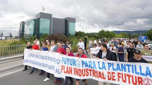 La primera jornada de huelga para por completo la planta de Mercedes en Vitoria