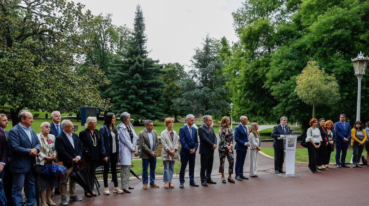 El alcalde de Bilbao ha presidido la inauguración del 'Espacio de la Memoria' en recuerdo de todas las víctimas del Covid-19