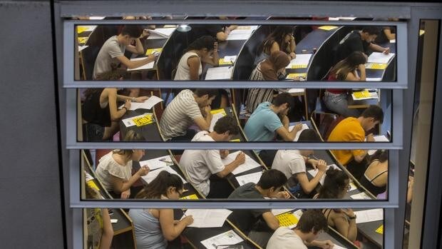 La Generalitat afirma que solo un 2,8% de los alumnos pidió enunciados en castellano en la Selectividad