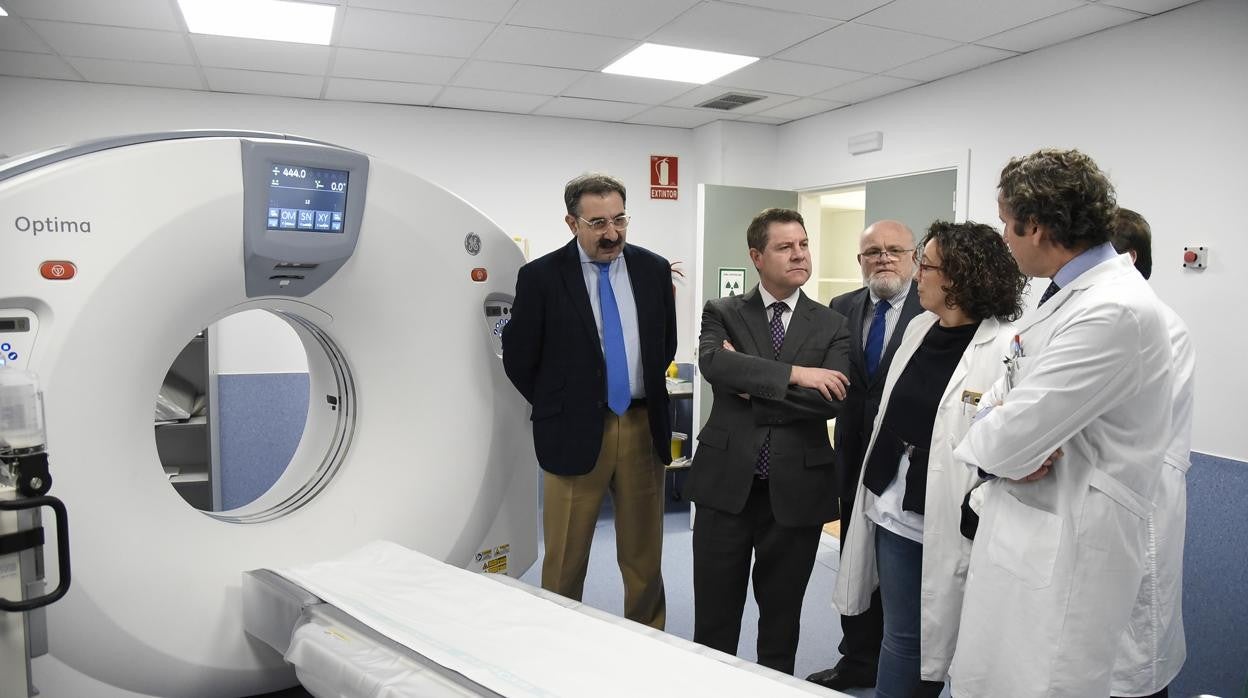 El presidente García-Page, junto al consejero de Sanidad, en una imagen de archivo en el CHUA