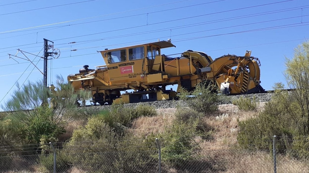 Cuatro heridos tras un choque entre dos locomotoras de mantenimiento en Graja de Iniesta