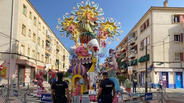 Una mujer intenta quemar una Hoguera en Alicante porque no quería esperar a la Cremà