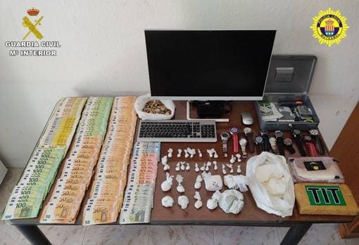 Cocaína, dinero y otros objetos intervenidos en la operación de la Guardia Civil y la Policía Local de Mutxamel