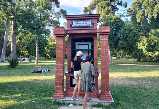 El parque cuenta con varias estanterías para coger o dejar libros y darse a la lectura sobre el césped