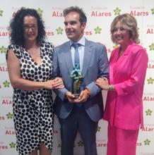 Gallego posa con el premio, acompañado por las concejalas de Juventud y Educación