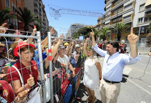 Luis Barcala y la vicealcaldesa, Mari Carmen Sánchez, compartiendo con el público el momento de la mascletà