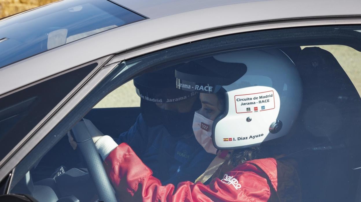 Díaz Ayuso, en un coche de fórmula 1 en el Circuito de Madrid-Jarama