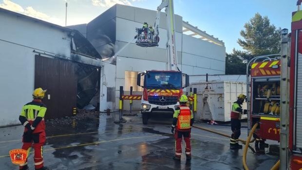 Un incendio provoca el derrumbe del techo de una nave que almacenaba cartones y plástico en Madridejos
